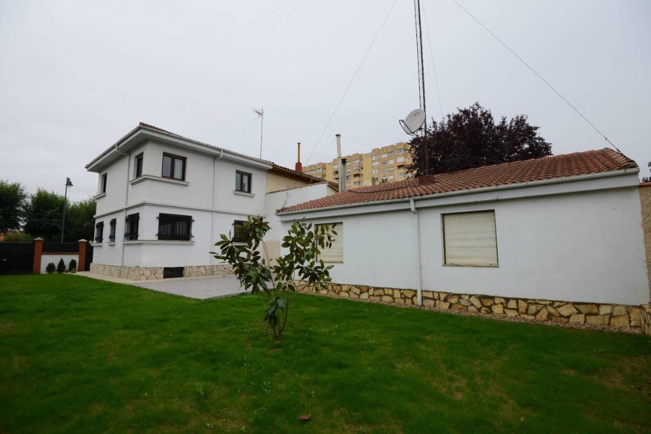 Housing Leon Casa Con Jardin Villa Eksteriør billede