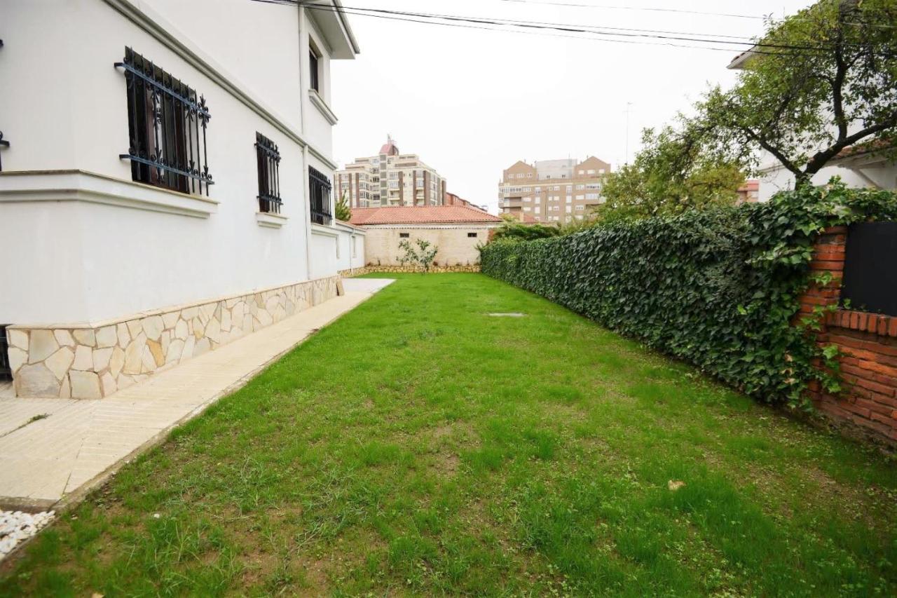 Housing Leon Casa Con Jardin Villa Eksteriør billede